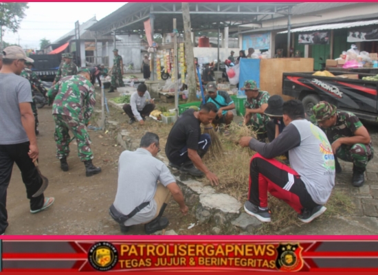 Kodim 0806/Trenggalek Bersih-Bersih Pasar