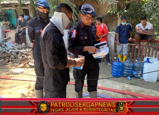 Polri Salurkan Air Bersih dan Bagikan Masker untuk Warga Terdampak Banjir di Nagan Raya