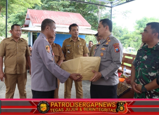 Kapolres Nganjuk Perkuat Silaturahmi Kamtibmas di Ngetos, Serahkan Bantuan Gergaji Mesin