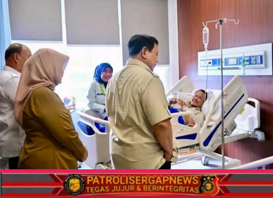 Presiden Jenguk Siswa dan Guru SDN 01 Kalibaru, Beri Semangat dan Pastikan Penanganan Medis Terbaik
