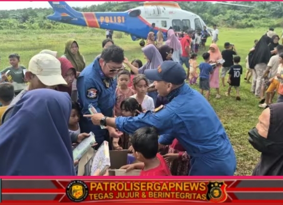 Pilot dan Kru Helikopter Salurkan Amanah Al-Qur’an untuk Anak-Anak Terdampak Banjir di Aceh Tamiang