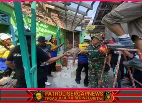 Babinsa Kepanjenkidul Bersama Warga Gotong Royong Renovasi Rumah Warga