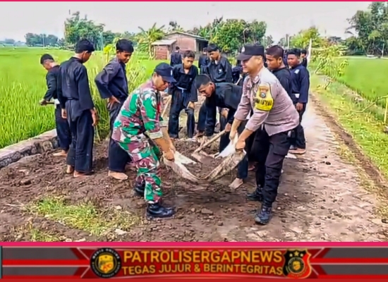 Bhabinkamtibmas Desa Getas Bangun Kedekatan Lewat Kerja Bakti Bersama Siswa PSHT