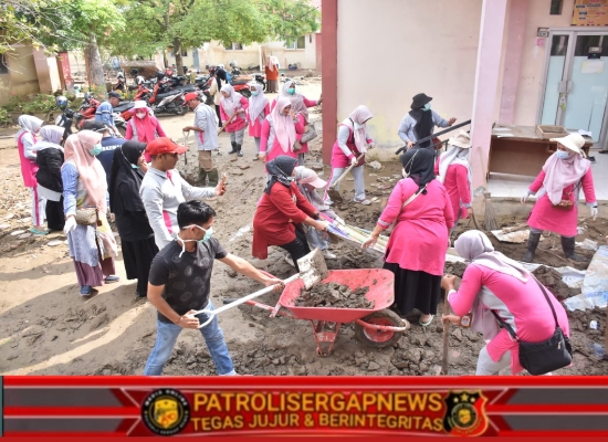 Puluhan Tenaga Medis Pukesmas Jeunib Gotong Royong Bersihkan Puskesmas Kutablang