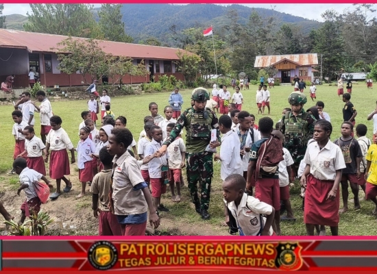 Anak Papua Cerdas Satgas Yonif 521/DY Bagikan Buku dan Alat Tulis Membangun Generasi Anak-anak di Papua