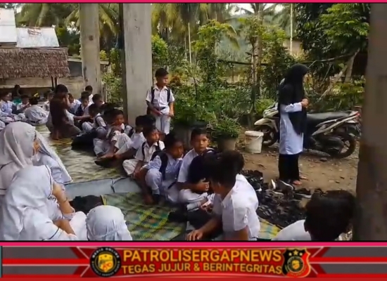 Jembatan Putus, Siswa MIS Cot Keutapang Alue Limeng Terpaksa Belajar di Kondisi Darurat; Guru Desak Bantuan Tenda