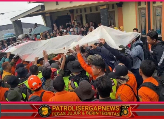 Personel Polres Purbalingga Bantu Evakuasi Pendaki Meninggal di Gunung Slamet