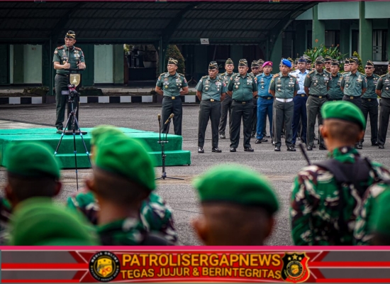 Pangdam V/Brawijaya Pimpin Upacara 17-an dan Berikan Penghargaan Prajurit Berprestasi 2025