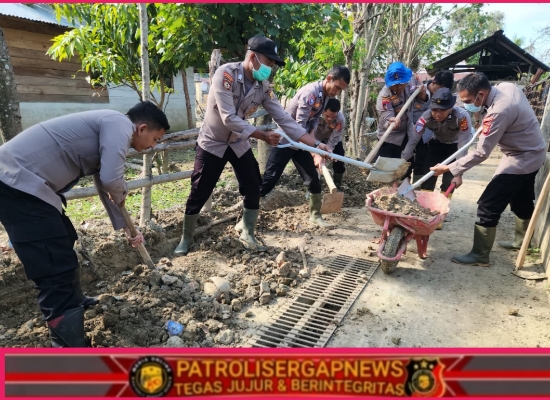 Polres Pidie Gotong Royong Bersihkan Jalan Terdampak Banjir di Gampong Baro Yaman