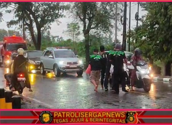 Guyuran Hujan Tak Surutkan Semangat Brigade Joxzin Purworejo Bagikan Ratusan Takjil