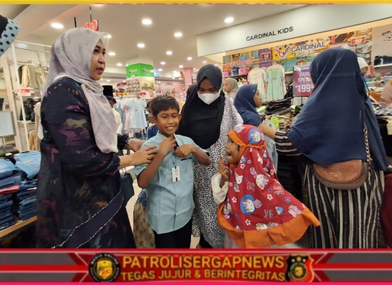 Hj Faridah Adam Beli Baju Baru Lebaran untuk Pengungsi Banjir di Bireuen
