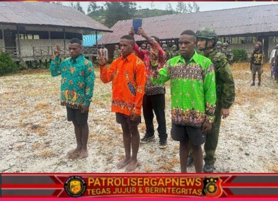 Momen Mengharukan, Tiga Eks OPM Cium Merah Putih dan Kembali ke NKRI