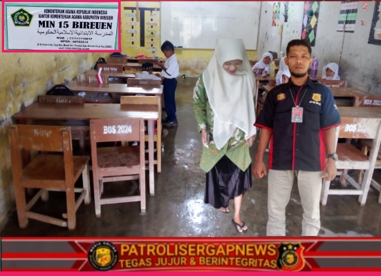 Diguyur Hujan Deras, Siswa MIN 15 Bireuen Terpaksa Belajar di Tengah Genangan Air