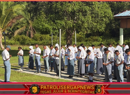 Satgas Yonif 763/SBA Berikan Rasa Aman Saat Ujian Sekolah di SMA Negeri Kokoda