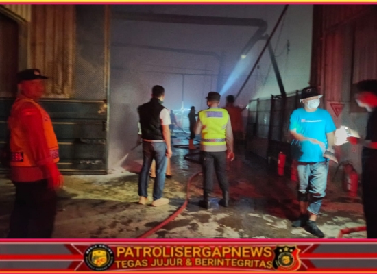 Kebakaran Gudang Produksi di Kramat, Polres Tegal Sigap Lakukan Penanganan