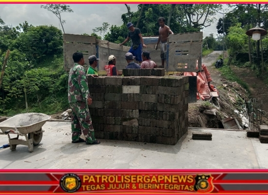 Wujud Babinsa Kebonduren Bersama Warga Kerja Bakti Pasang Dinding Pembatas Jembatan Perintis Garuda Kali Complang