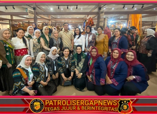 Koleksi Almira ADS Bersinar di Catwalk Persit Bisa II Jadi Magnet Antrian Penjulan Fashion Wastra