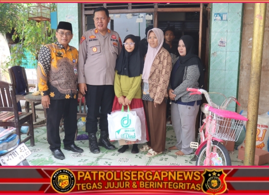 Kapolres Tegal Serahkan Bantuan Sosial untuk Kakak Beradik Pejuang Sekolah di Kabupaten Tegal