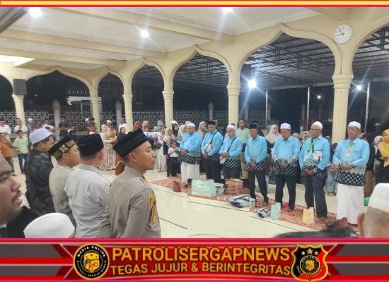 Kapolsek Syamtalira Bayu Lepas 14 Jamaah Haji, Suasana Haru Iringi Keberangkatan ke Banda Aceh