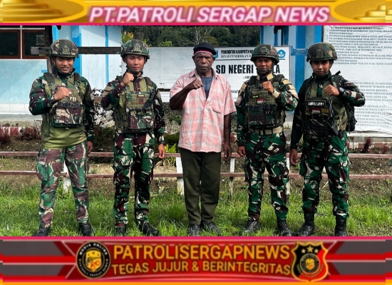 Binter TNI Anak Papua Cerdas Satgas Yonif 521/DY Bagikan Buku Tulis untuk Tingkatkan Minat Belajar Siswa SD di Distrik Kelila