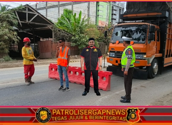 Satlantas Polres Lhokseumawe Amankan Arus Lalu Lintas Saat Perbaikan Jembatan Langa, Terapkan Sistem Buka Tutup