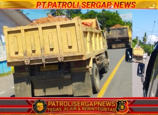 Truk Pengangkut Tanah Timbun Diduga Bebas Melintas Tanpa Penutup Muatan di Jalan Nasional Simpang Mamplam, Warga Minta Penertiban