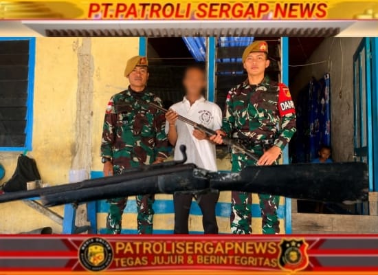 Satgas Pamtas RI-Malaysia Yonarmed 19/Bogani Terima Penyerahan Senjata Rakitan Dari Warga di Bengkayang