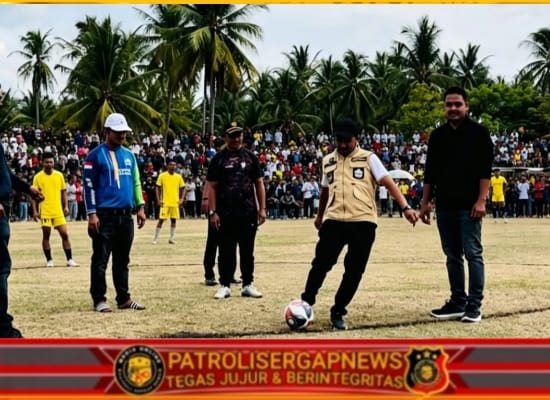 Camat Peudada Buka Turnamen Sepak Bola Karang Taruna Cup III, Ribuan Warga Padati Lapangan Binaputra