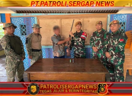 Satgas Pamtas RI-Malaysia Yonarmed 19/Bogani Terima Penyerahan Senjata Rakitan dan Munisi Dari Warga Temajuk