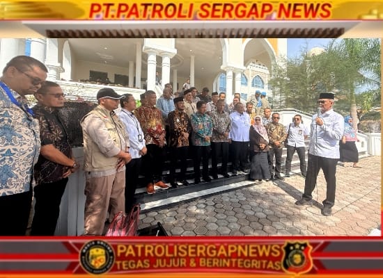 Didampingi T.A. Khalid, KKP Salurkan Delapan Ekskavator untuk Percepat Pemulihan Pesisir Aceh