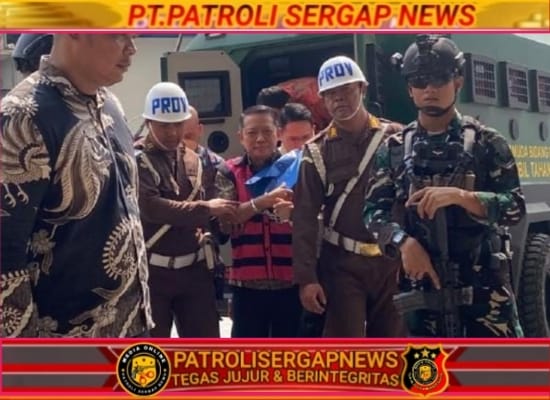 Penampakan Eks Jampidsus Febrie Tiba di Kejagung, Diborgol dan Pakai Rompi Tahanan