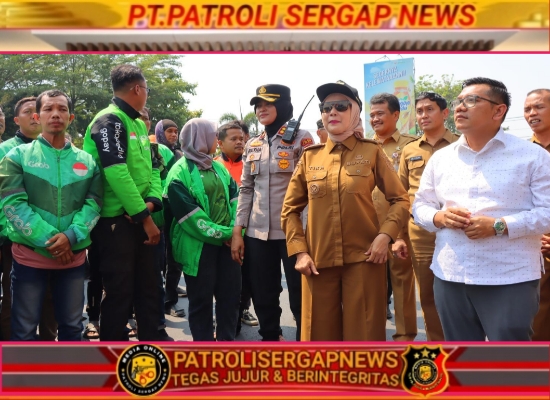 Bagi-Bagi 15.000 Ayam Gratis di Alun-Alun, Aksi Damai Peternak Kendal Lancar dengan Pelayanan Persuasif Polisi