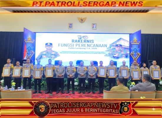 Polres Tulang Bawang Raih Predikat WBK, Kapolres Tulang Bawang Akbp Adri Bhirawasto Terima Penghargaan dari Kapolda Lampung