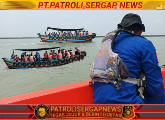 Bukan Cuma Jaga Darat, Polisi Pati Kawal 50 Siswa Praktik Melaut di Juwana
