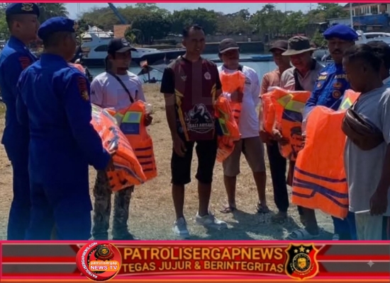 SATPOLAIRUD POLRESTA BANYUWANGI BAGIKAN PULUHAN LIFE JACKET GRATIS, KESELAMATAN NELAYAN JADI PERHATIAN