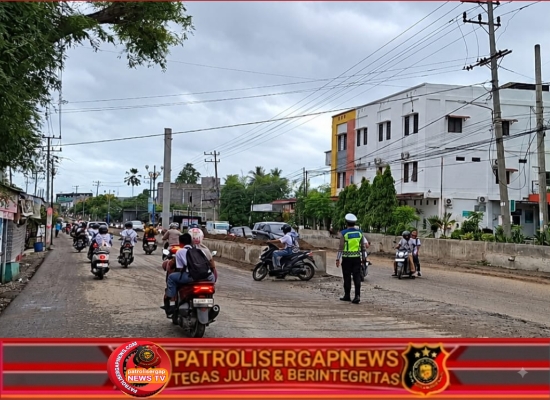 HADIR DI JAM SIBUK PAGI, POLANTAS POLRES BIREUEN BERIKAN PELAYANAN DAN ATUR ARUS LALU LINTAS
