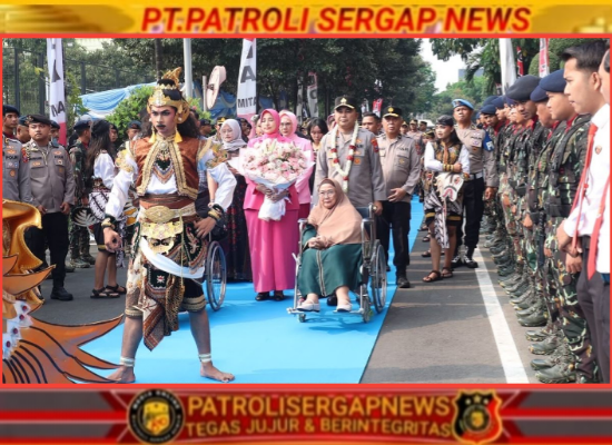 Suasana Haru Penyambutan Kapolda Jatim Baru, Irjen Dekananto Dorong Kursi Roda Ibunda