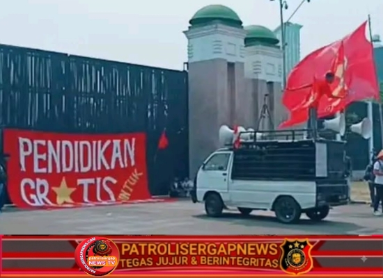 BEM SI Gelar Aksi di Gedung DPR RI, Tuntut Pendidikan Gratis dan Reformasi UU Sisdiknas