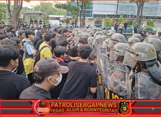 Berniat Lanjutkan Aksi di Tugu Muda, Tim Negosiator Polda Jateng Himbau Peserta Aksi Tetap Gelar Orasi di Jalan Pahlawan demi Ketertiban Bersama